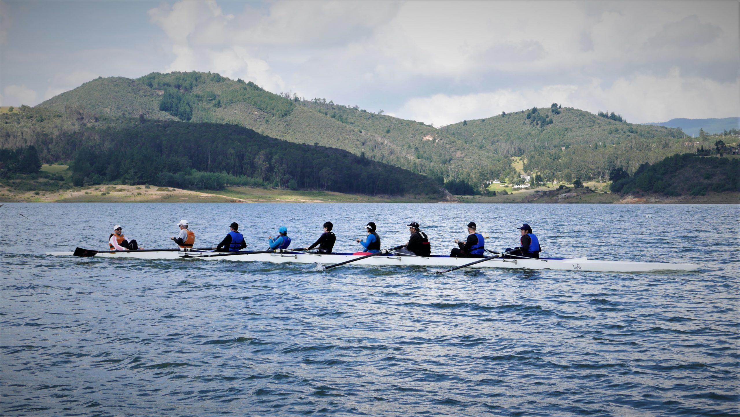 The Bogota Rowing Club has its base at Club Nautica Muña, with practices early on Sundays. Novices can do a five-session 'taster' course. The club has singles, 2s, 4s and 8s, and holds fun races on the lake. Some more serious rowers actually attend international events. See below for contacts.
