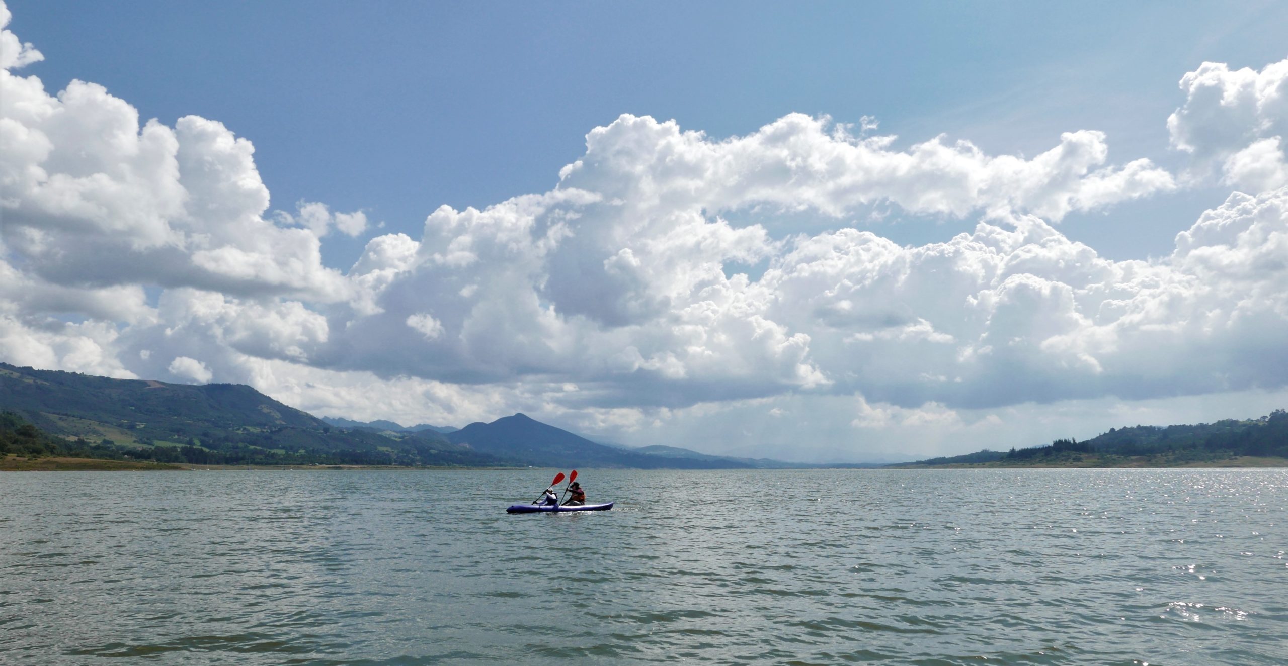 Canoeing on Embalse de Tominé