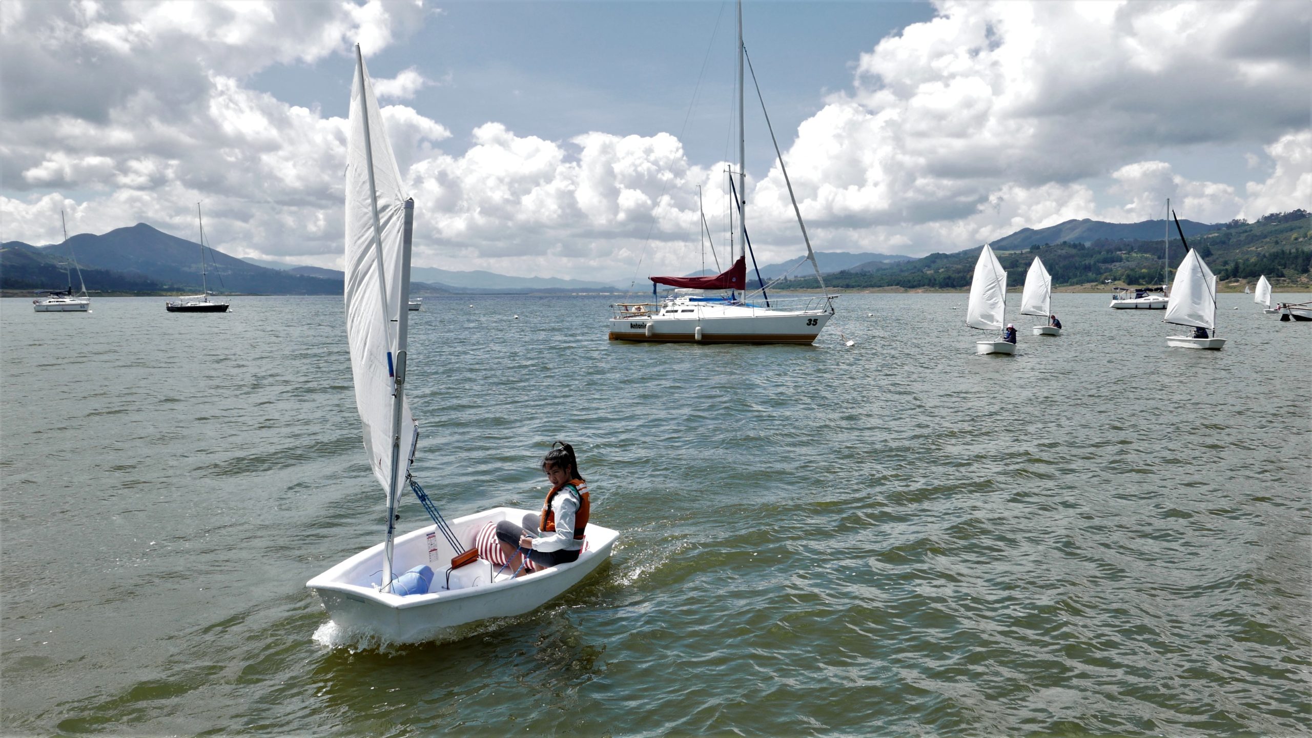 he Club Nautica Muña runs sailing classes on weekends, with Optimus dinghies for kids up to 12 years, and Sunfish for 
