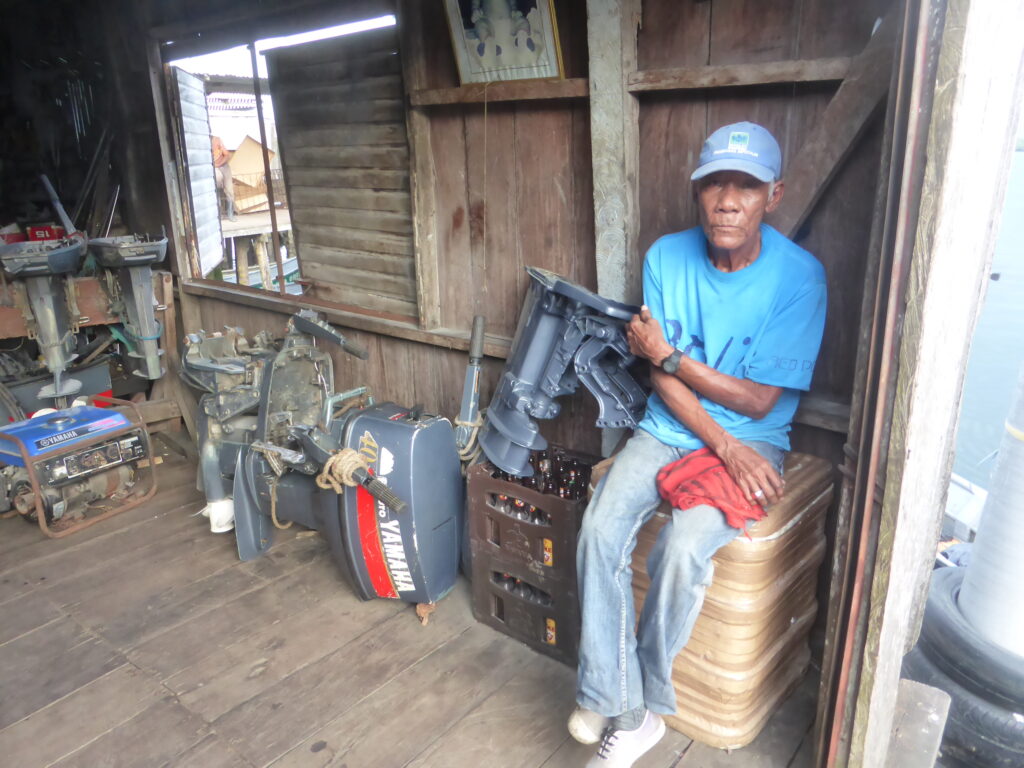 Outboard motors repair shop: these are essential to fluvial transport on Colombia's coast.