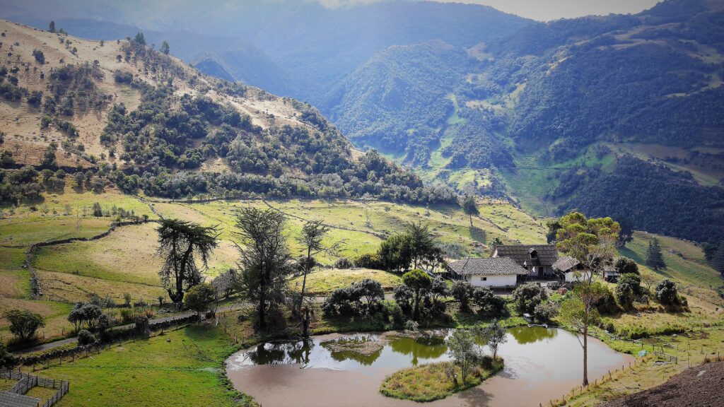 The slopes of the El Cocuy massif are dotted with Boyacá farms , some of which welcome visitors.