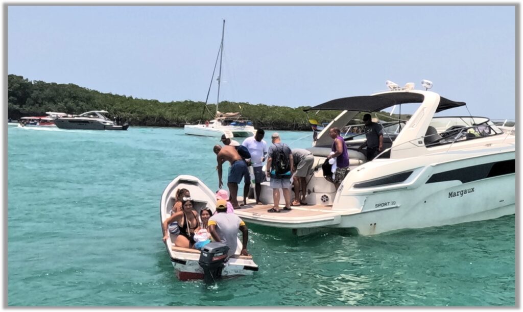 Tour boats congregate around Cienaga de Cholón, on the south-west tip of Isla Barú.