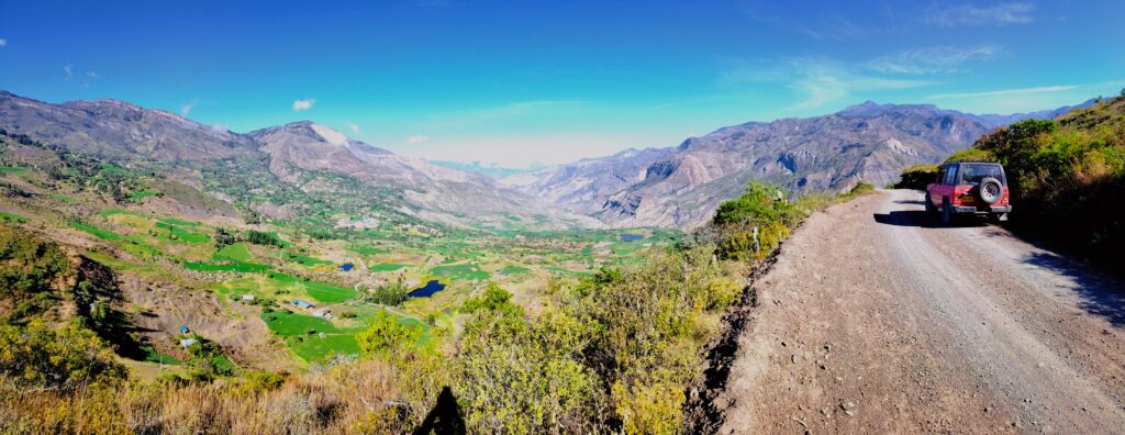 On the road in Colombia: the country has challenges for drivers, but also beautiful corners to explore.