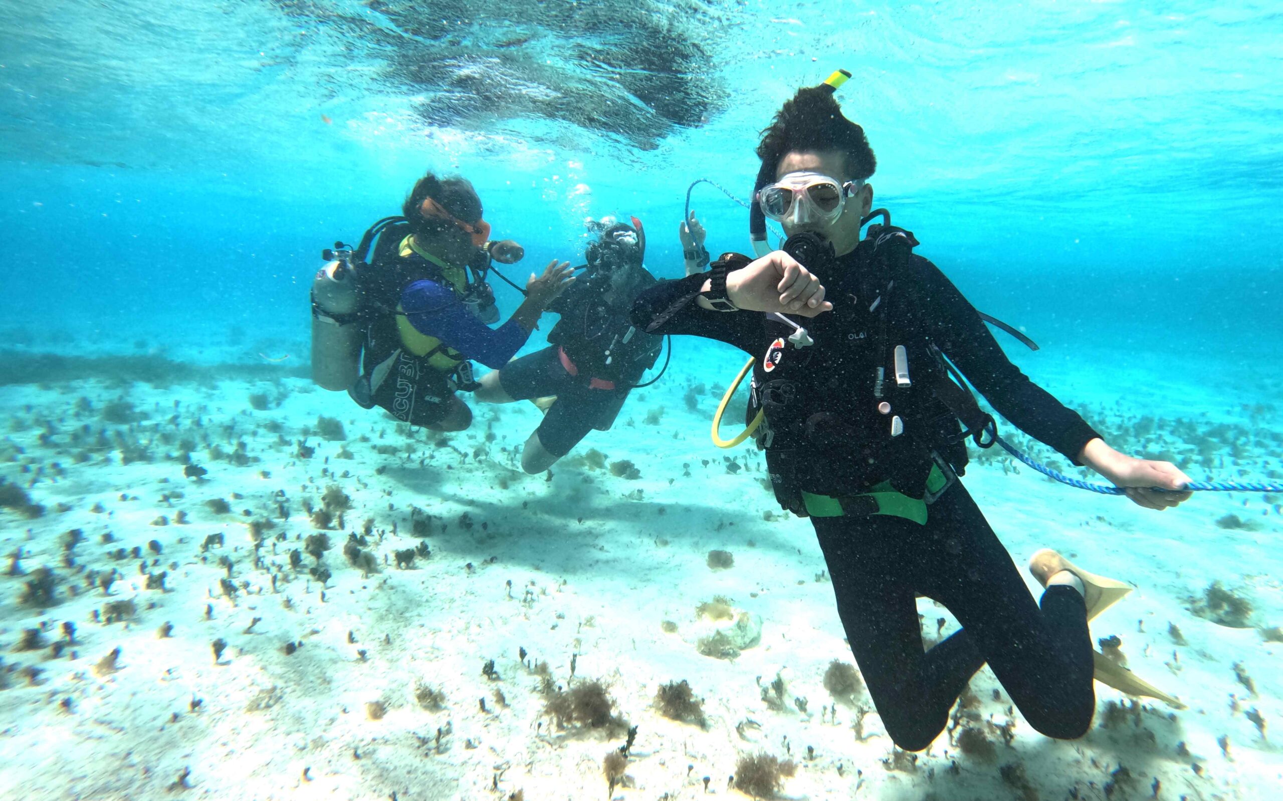 Dive shop owner Luis Banda takes us for a revision course in the shallow waters of San Andrés. 